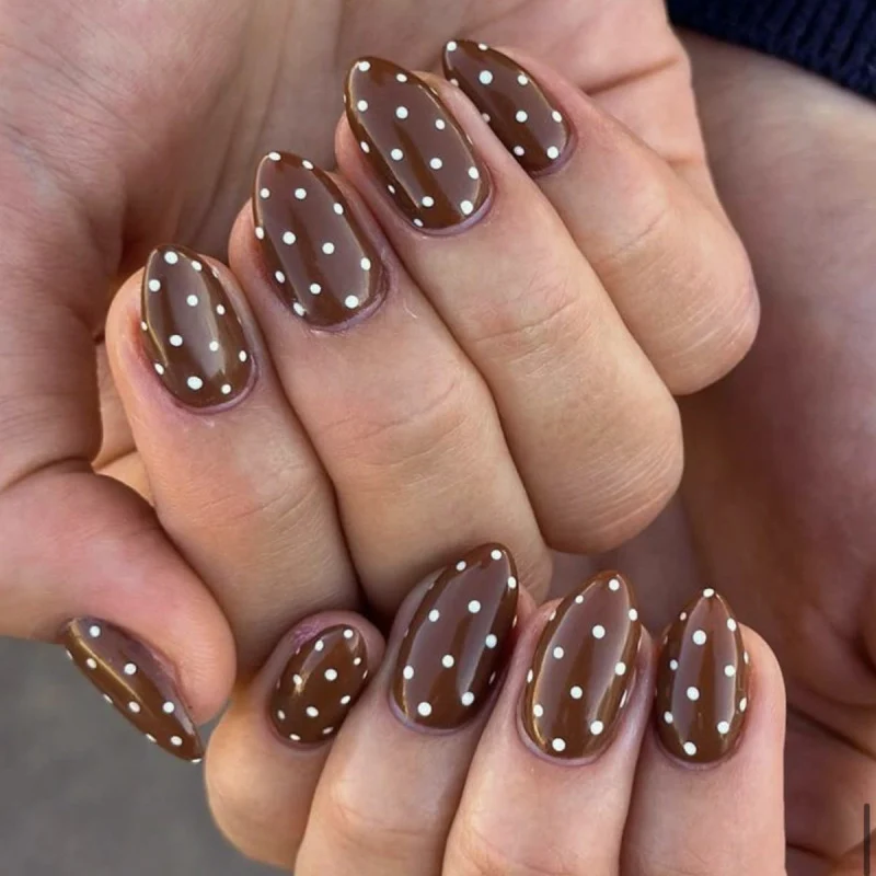 Künstliche Nagelkunst mit verspielten Punkten und Schleifen Karnz