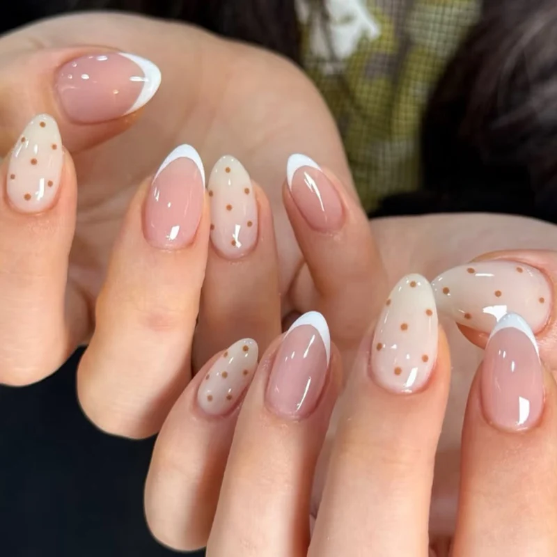 Künstliche Nagelkunst mit verspielten Punkten und Schleifen Karnz