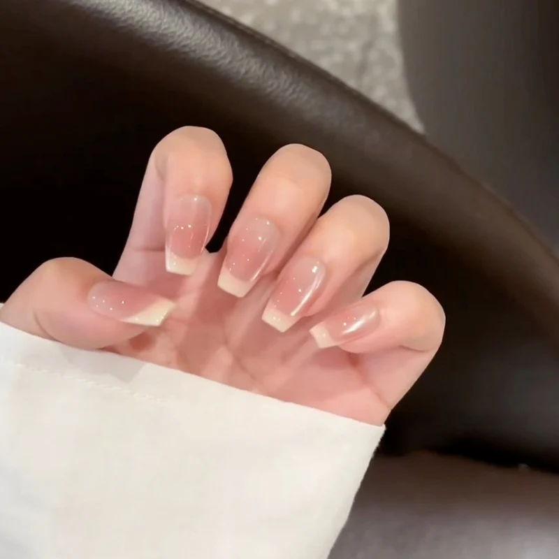 Artificial nails with elegant French tip Stornfield