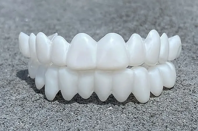 Anpassbare Zahnprothese mit Zahnlinsen