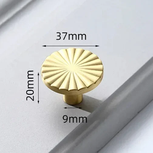 Aurivon LuxeGrip Möbelgriff aus Vollmessing