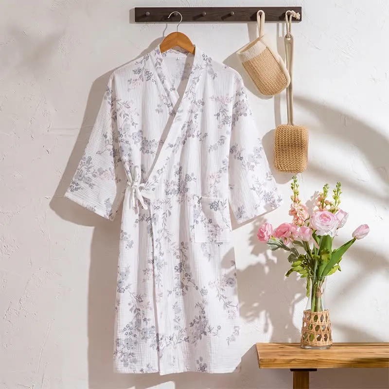 Eleganter Kimono-Bademantel aus Baumwolle mit lila Blumenmuster