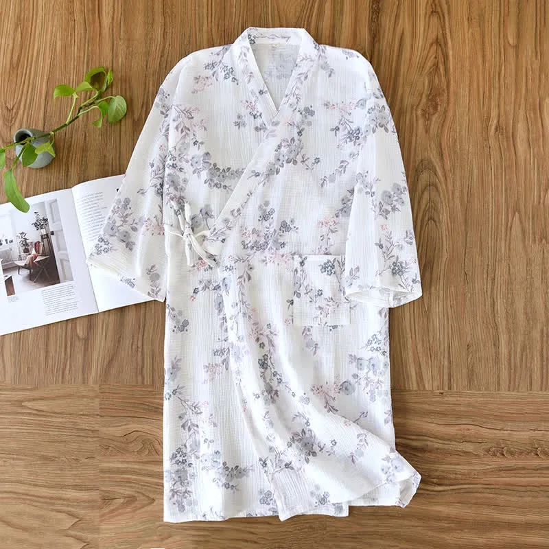 Eleganter Kimono-Bademantel aus Baumwolle mit lila Blumenmuster