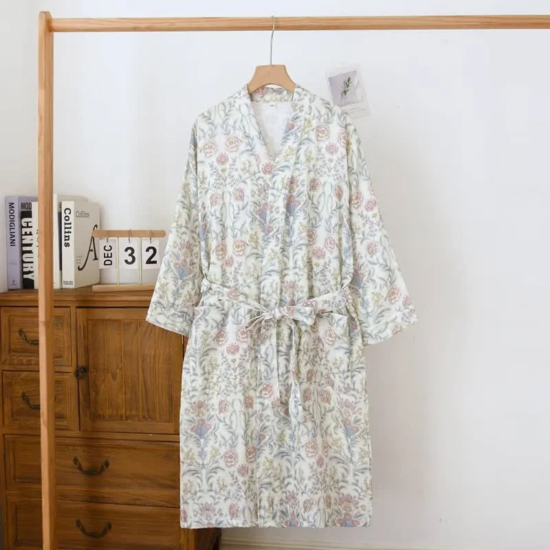 Kimono-Bademantel aus geblümtem Baumwollgaze mit Tasche