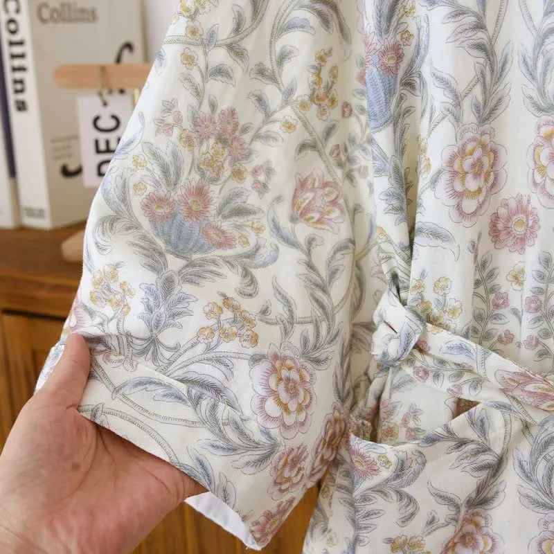 Kimono-Bademantel aus geblümtem Baumwollgaze mit Tasche
