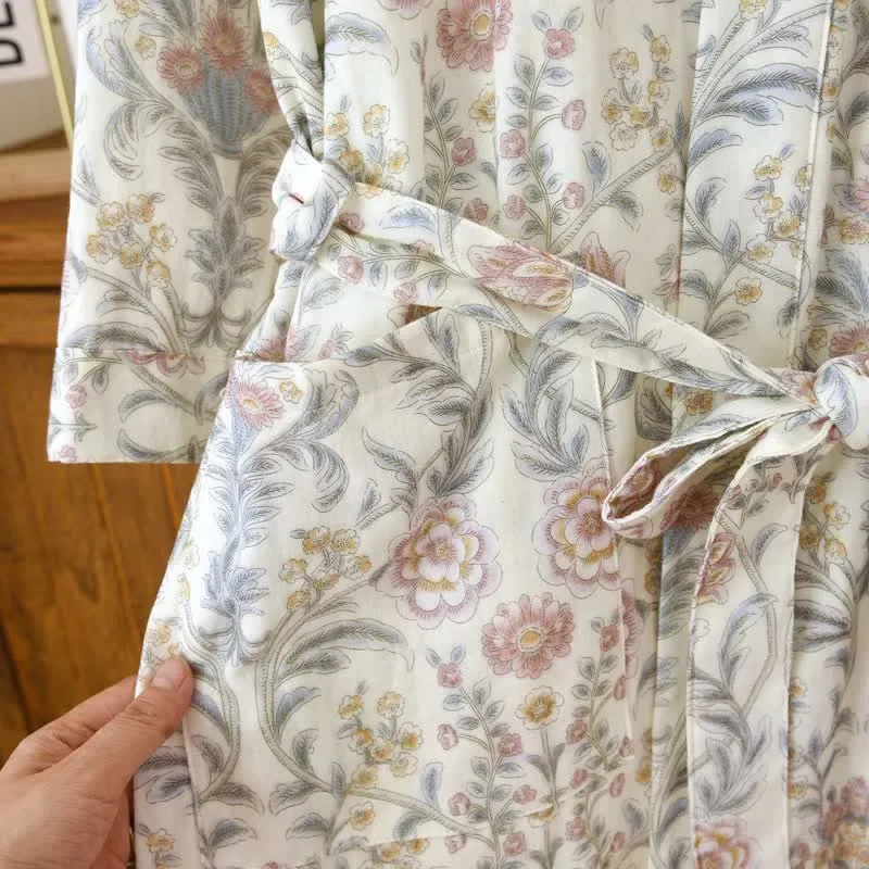 Kimono-Bademantel aus geblümtem Baumwollgaze mit Tasche