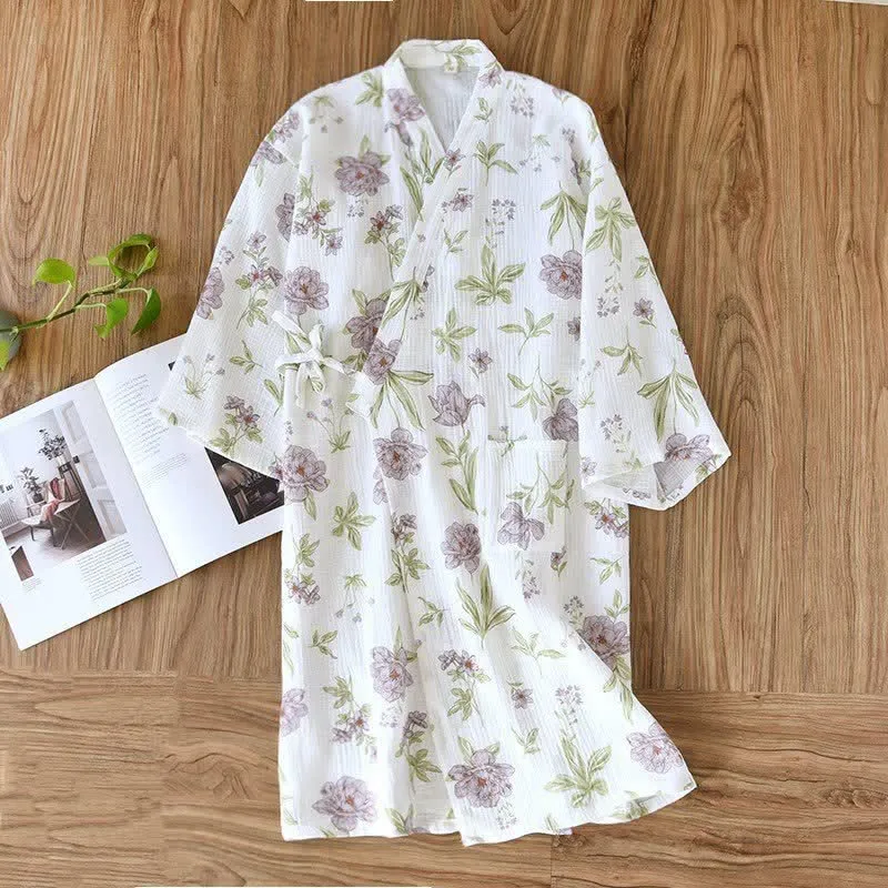 Kimono-Bademantel aus Baumwolle mit violettem Blumenmuster