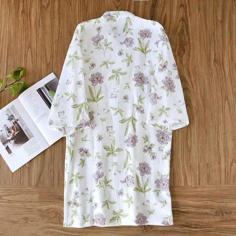 Kimono-Bademantel aus Baumwolle mit violettem Blumenmuster