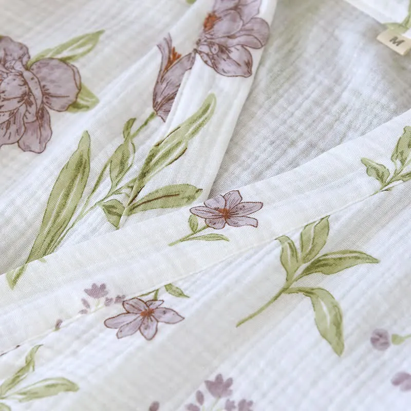 Kimono-Bademantel aus Baumwolle mit violettem Blumenmuster