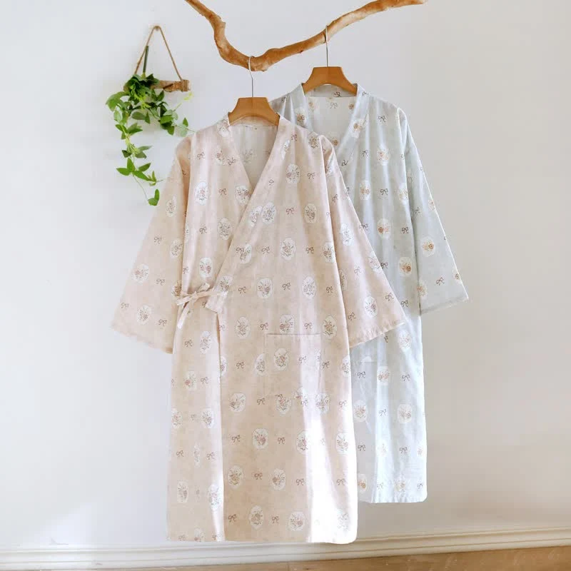 Kimono-Bademantel aus Baumwolle mit gerahmter Rose und Schleife