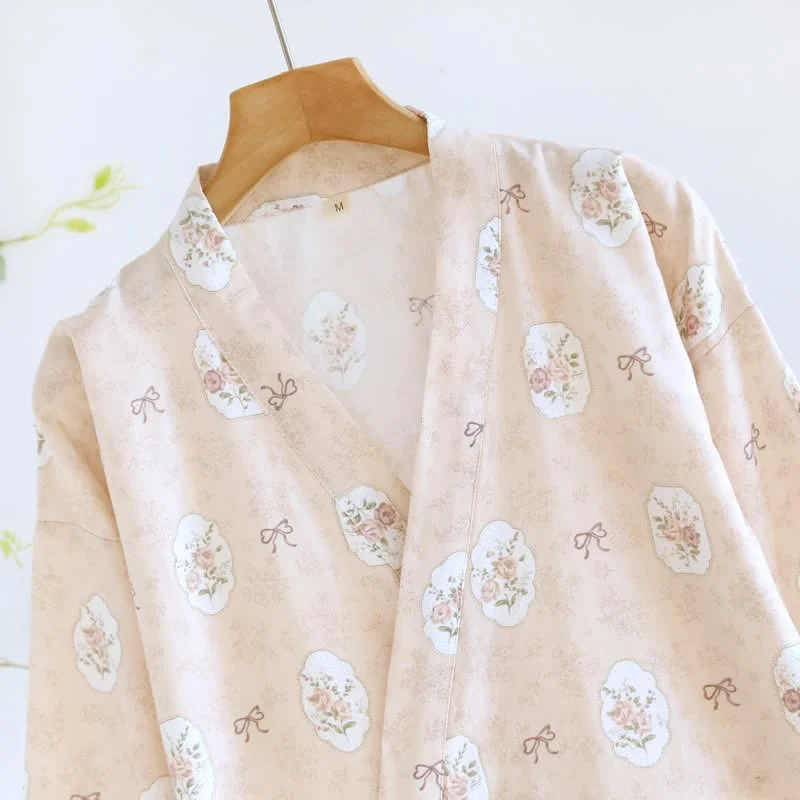 Kimono-Bademantel aus Baumwolle mit gerahmter Rose und Schleife