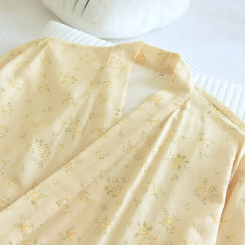 Gelber Kimono-Bademantel aus Baumwollgaze mit botanischem Motiv