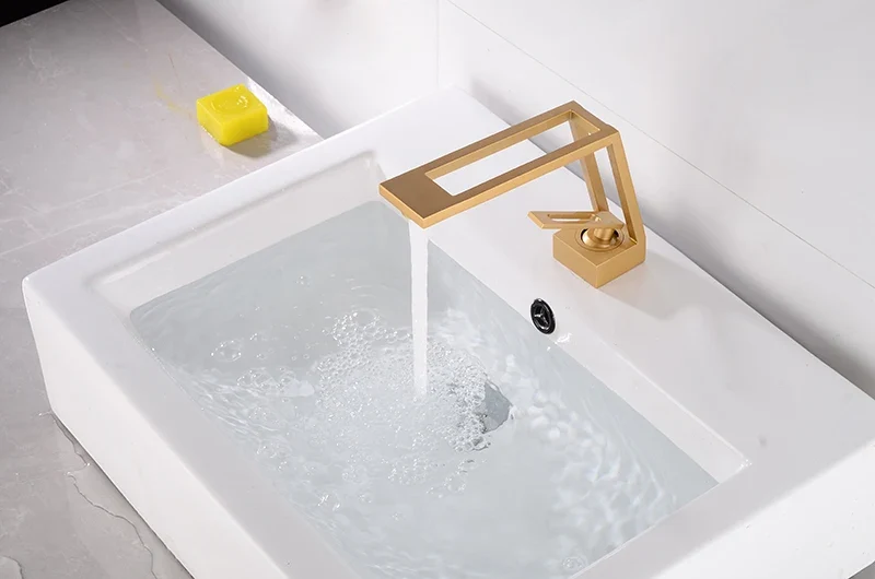WaveLine Wasserfall Waschtischarmatur – Einhebelmischer für Warm & Kalt, modernes Design in Schwarz/Chrom/Weiß/Gold