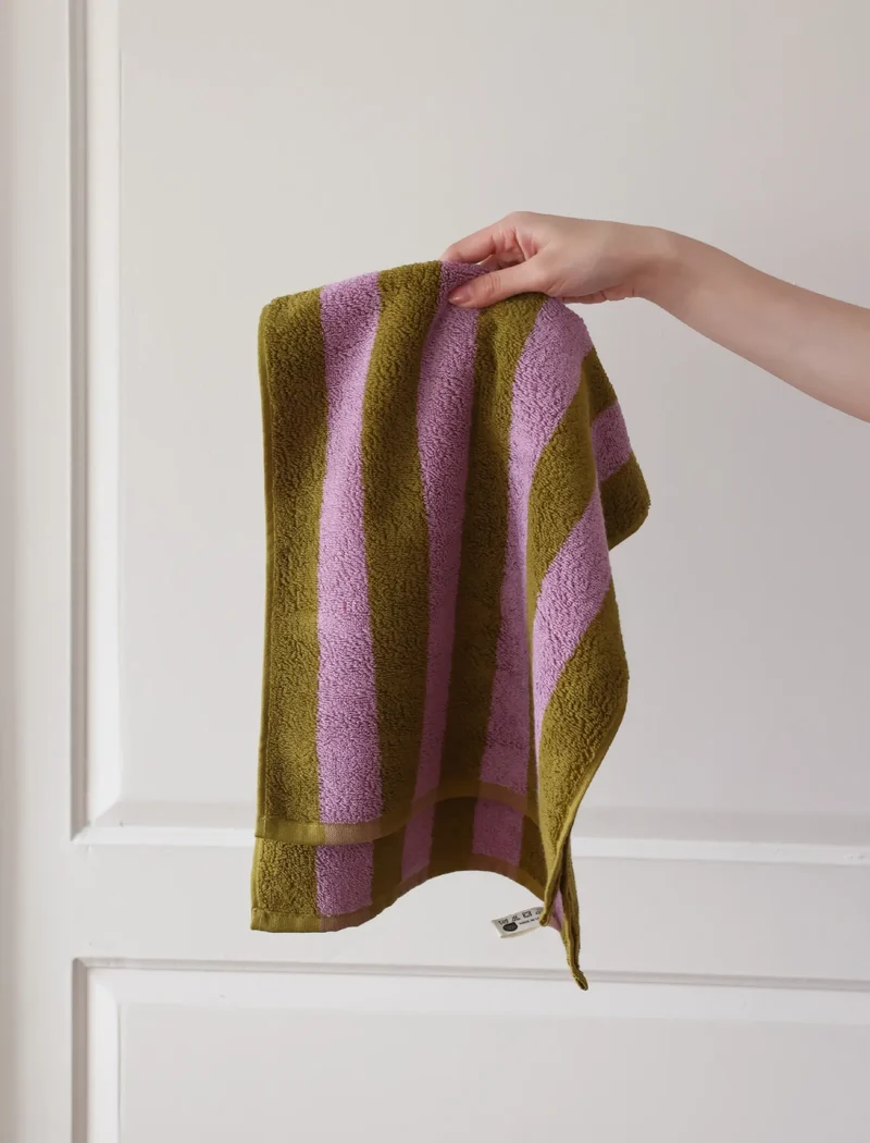 RetroStripe Luxe Baumwollhandtuch – Gestreiftes Baumwoll-Handtuch in Hotelqualität