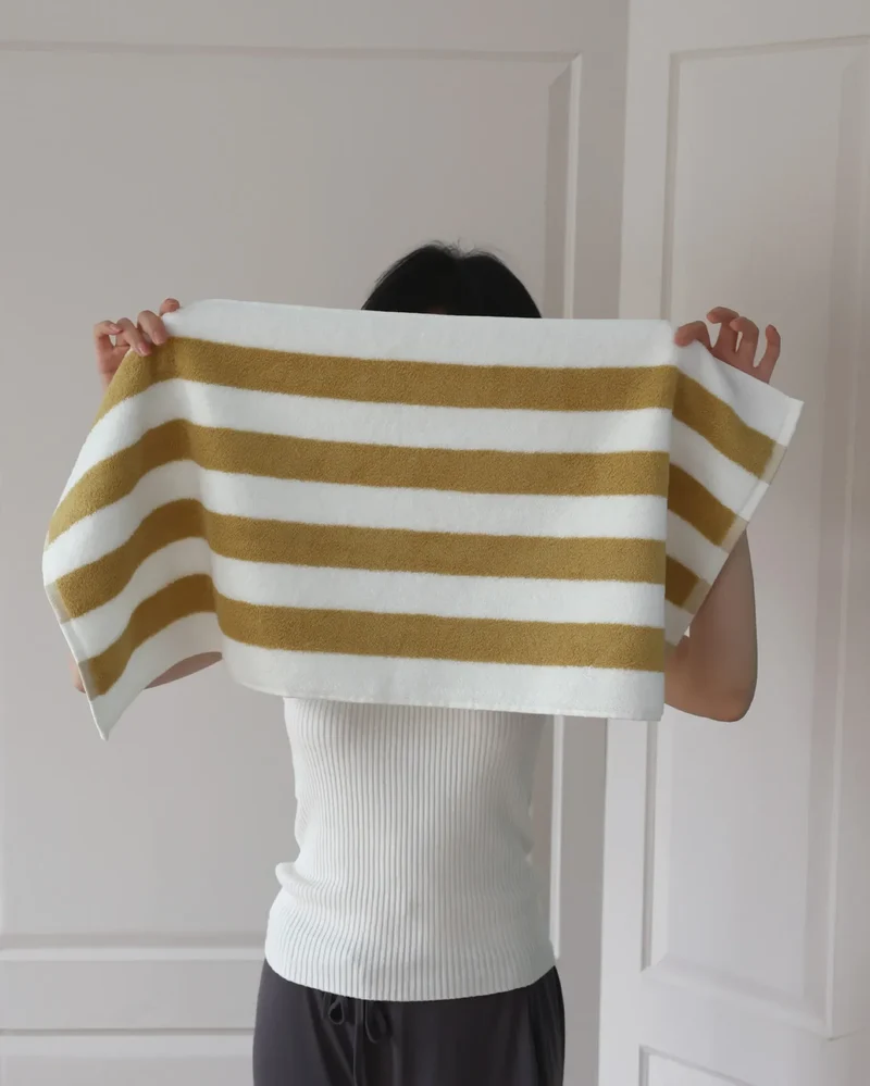 RetroStripe Luxe Baumwollhandtuch – Gestreiftes Baumwoll-Handtuch in Hotelqualität