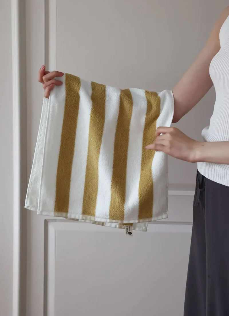 RetroStripe Luxe Baumwollhandtuch – Gestreiftes Baumwoll-Handtuch in Hotelqualität