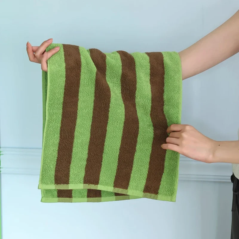 RetroStripe Luxe Baumwollhandtuch – Gestreiftes Baumwoll-Handtuch in Hotelqualität