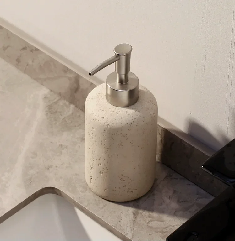 AureliaStone Luxus Badset aus Kalkstein – Zahnbürstenhalter, Seifenspender & Ablage