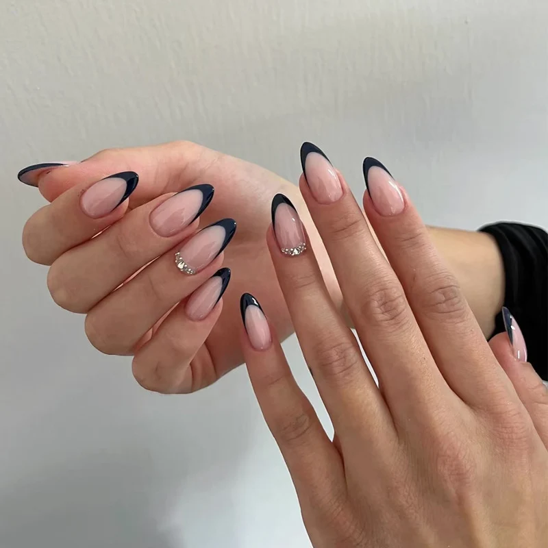 Stylish Press-On Nail Set with Elegant Floral Accents Stornfield
