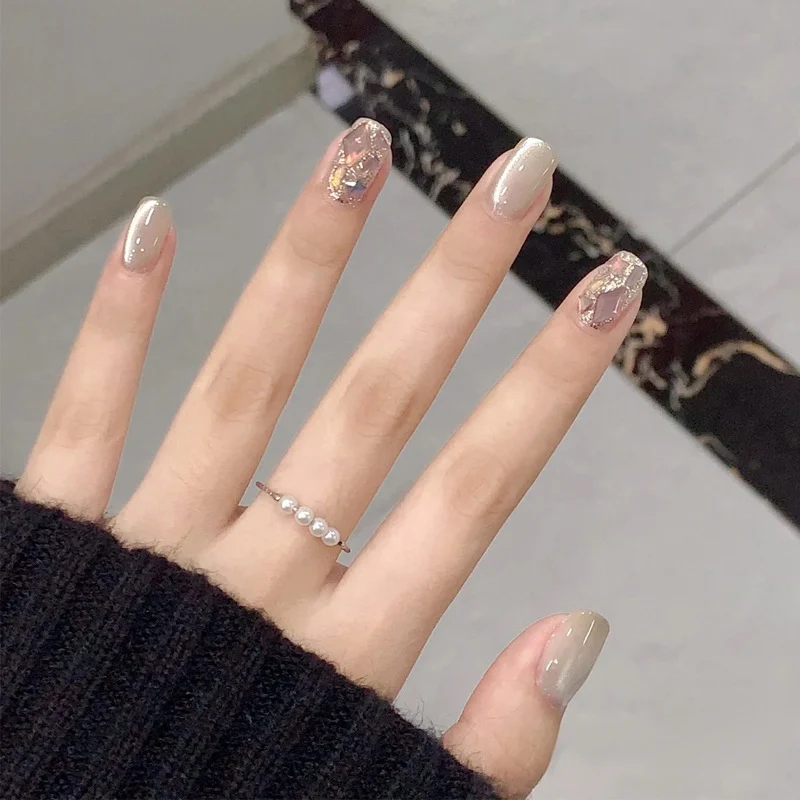 Stylish Press-On Nail Set with Elegant Floral Accents Stornfield