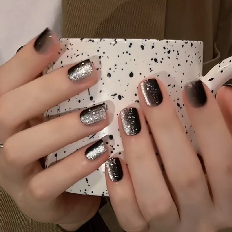 Stylish Press-On Nail Set with Elegant Floral Accents Stornfield