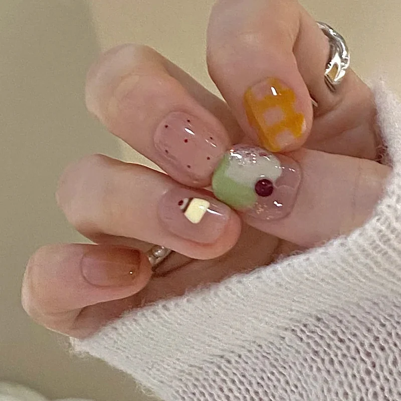 Stylish Press-On Nail Set with Elegant Floral Accents Stornfield