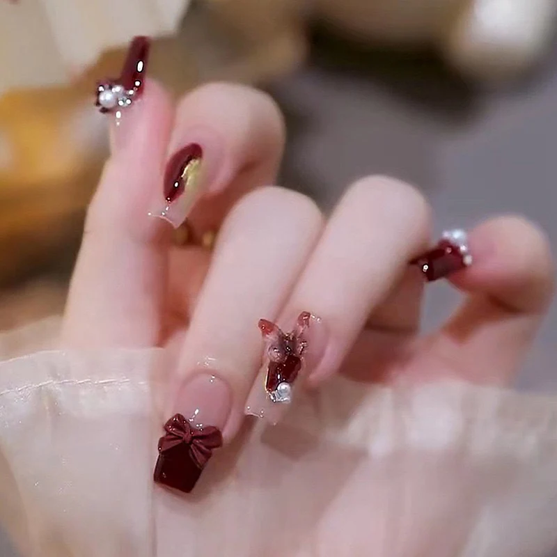 Stylish Press-On Nail Set with Elegant Floral Accents Stornfield