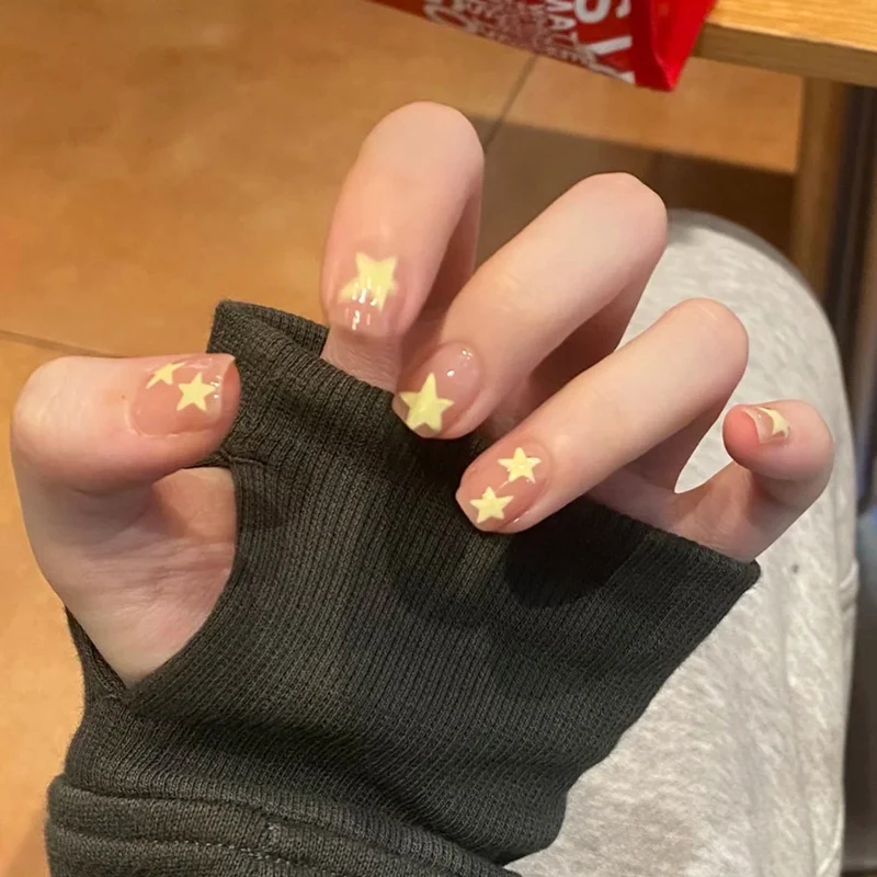 Stylish Press-On Nail Set with Elegant Floral Accents Stornfield