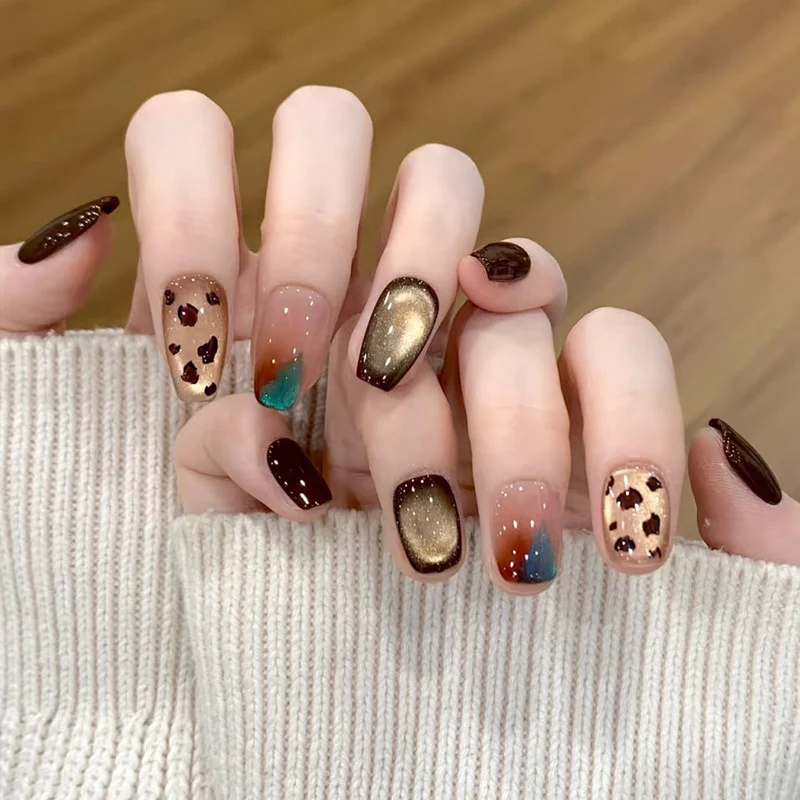 Stylish Press-On Nail Set with Elegant Floral Accents Stornfield