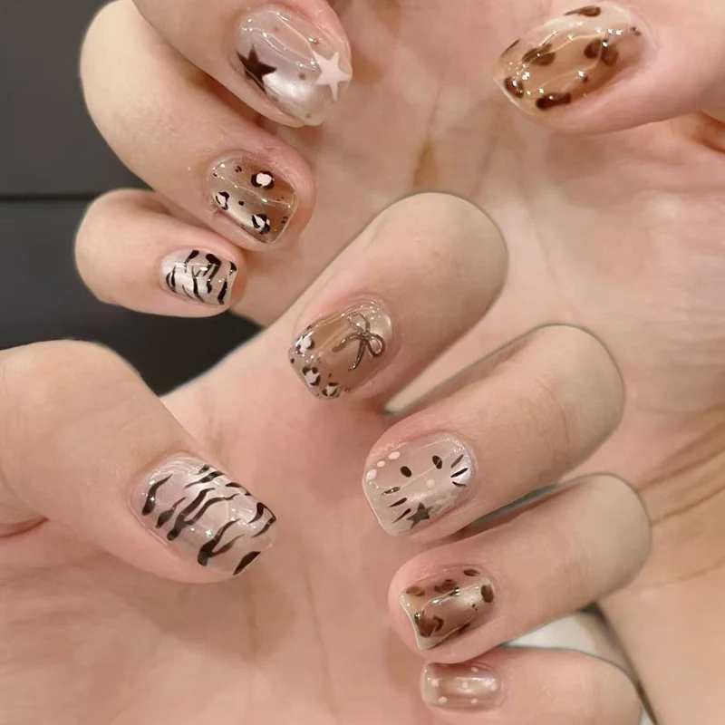 Stylish Press-On Nail Set with Elegant Floral Accents Stornfield