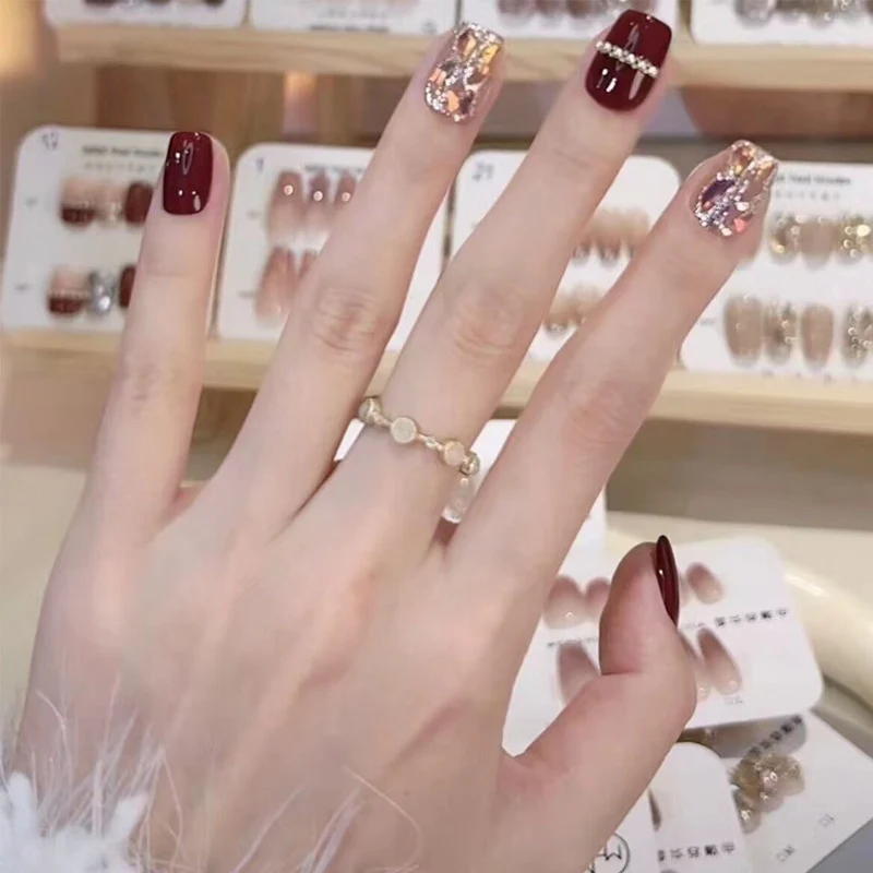 Stylish Press-On Nail Set with Elegant Floral Accents Stornfield