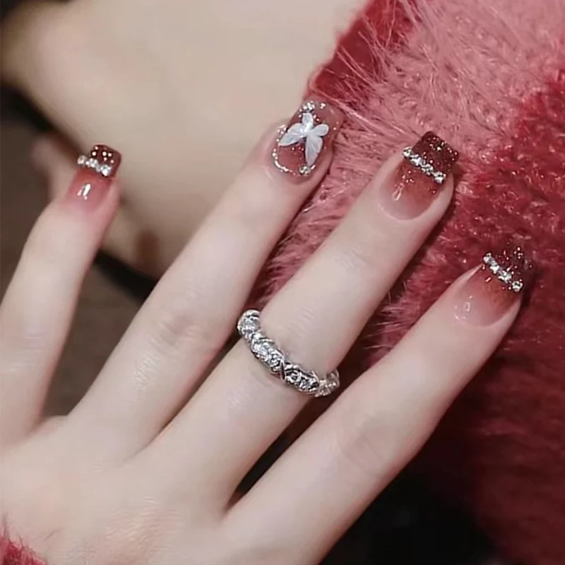 Stylish Press-On Nail Set with Elegant Floral Accents Stornfield