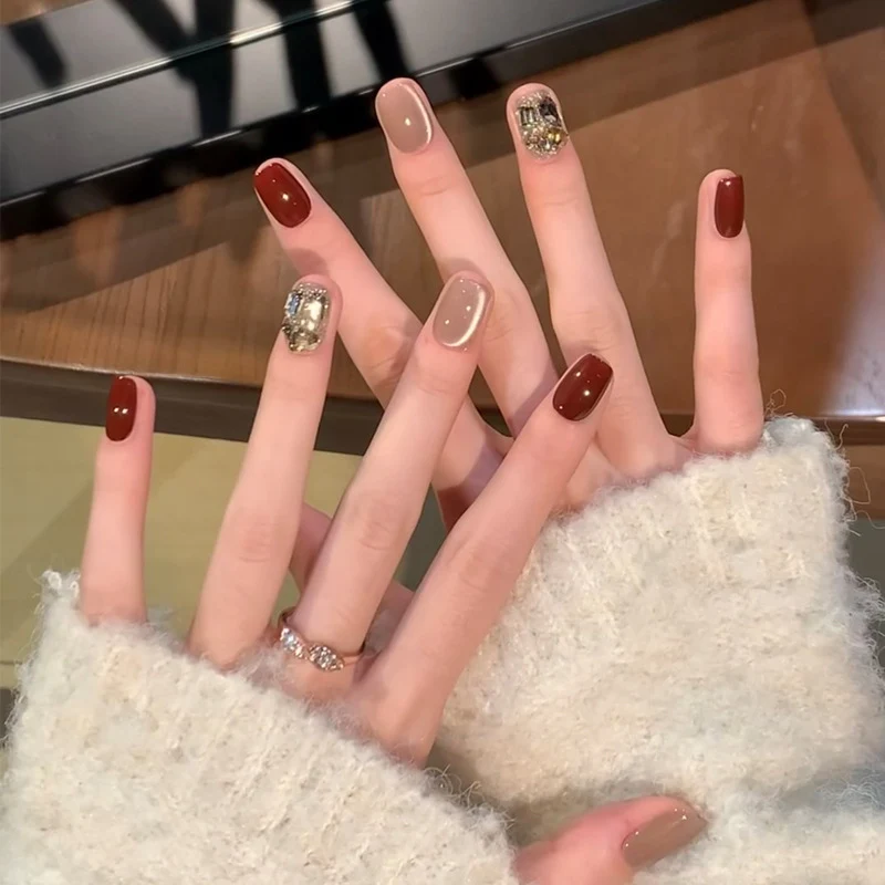 Stylish Press-On Nail Set with Elegant Floral Accents Stornfield