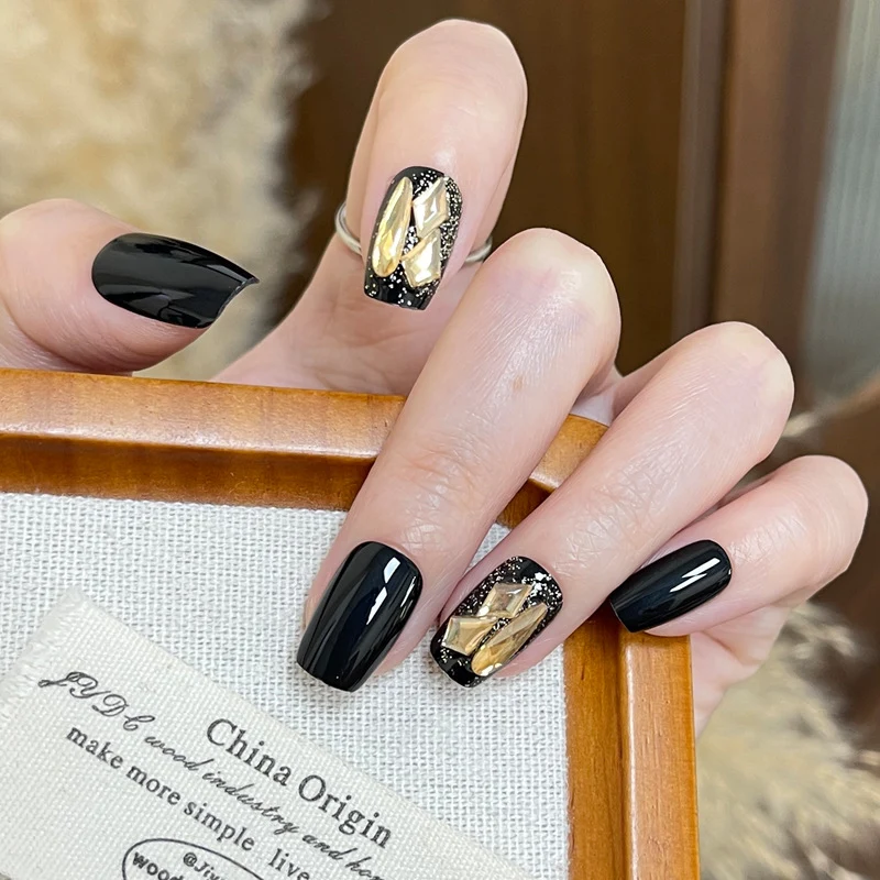 Stylish Press-On Nail Set with Elegant Floral Accents Stornfield