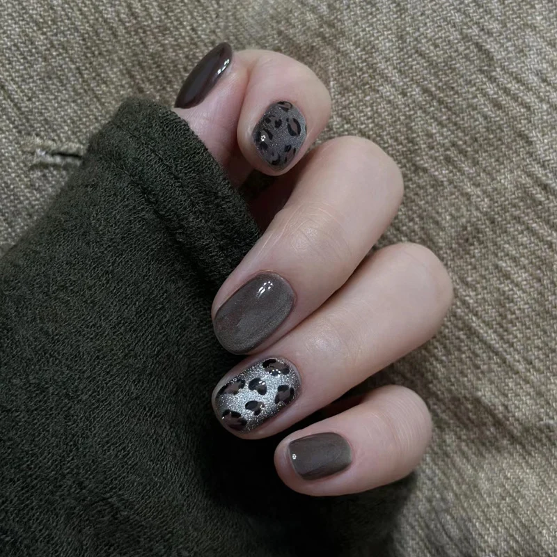 Stylish Press-On Nail Set with Artistic Leopard Design Stornfield