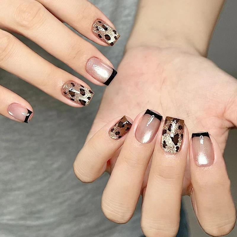 Dekoratives Nail Art Press-On Set mit Strassakzenten Karnz
