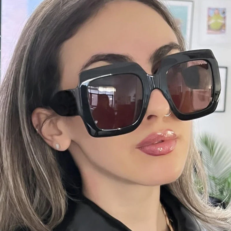 Dame oversized kvadratisk solbrille med markant skjoldpatt-design Luvikno