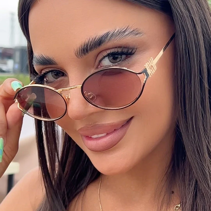 Dame ovalformet solbrille med elegant metallramme og moderne design Luvikno