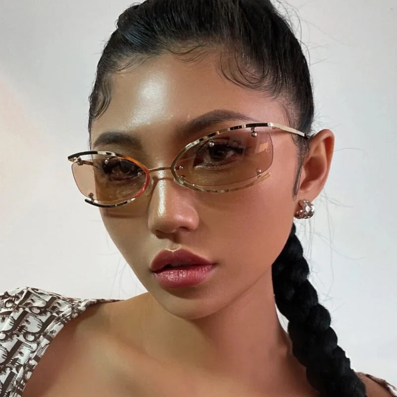 Dame moteriktig solbrille med elegant rammestruktur og trendy linser Luvikno