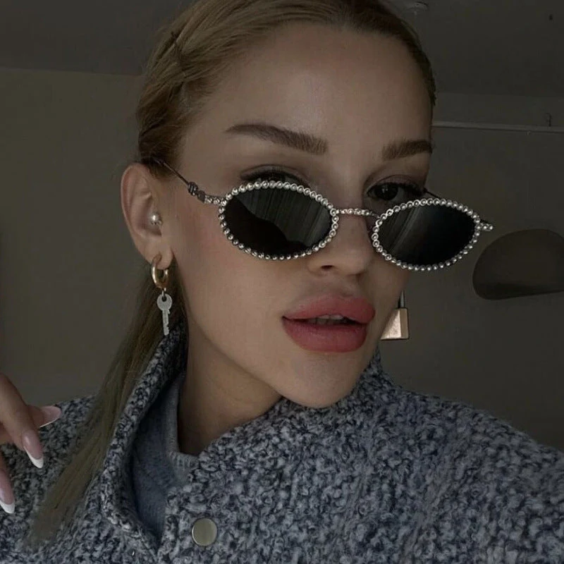 Dame moteriktig solbrille med unik, lekende kant Luvikno