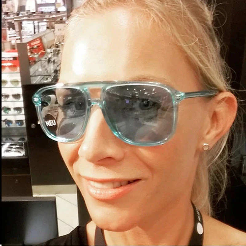 Dame moderne solbriller i gjennomsiktig design med fargede glass Luvikno