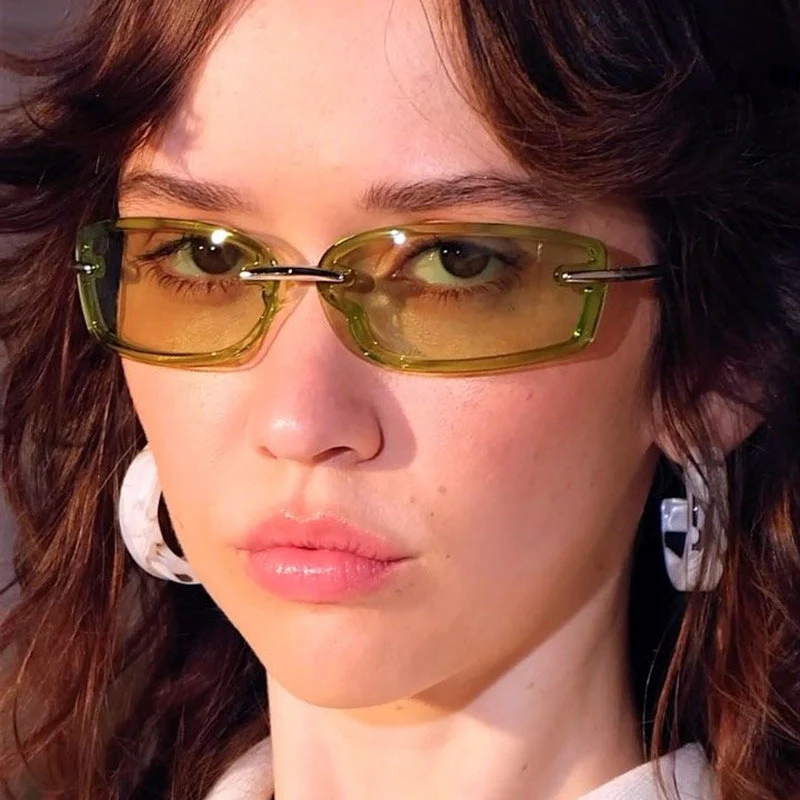 Dame moteriktig solbrille i futuristisk design og gjennomsiktig ramme Luvikno