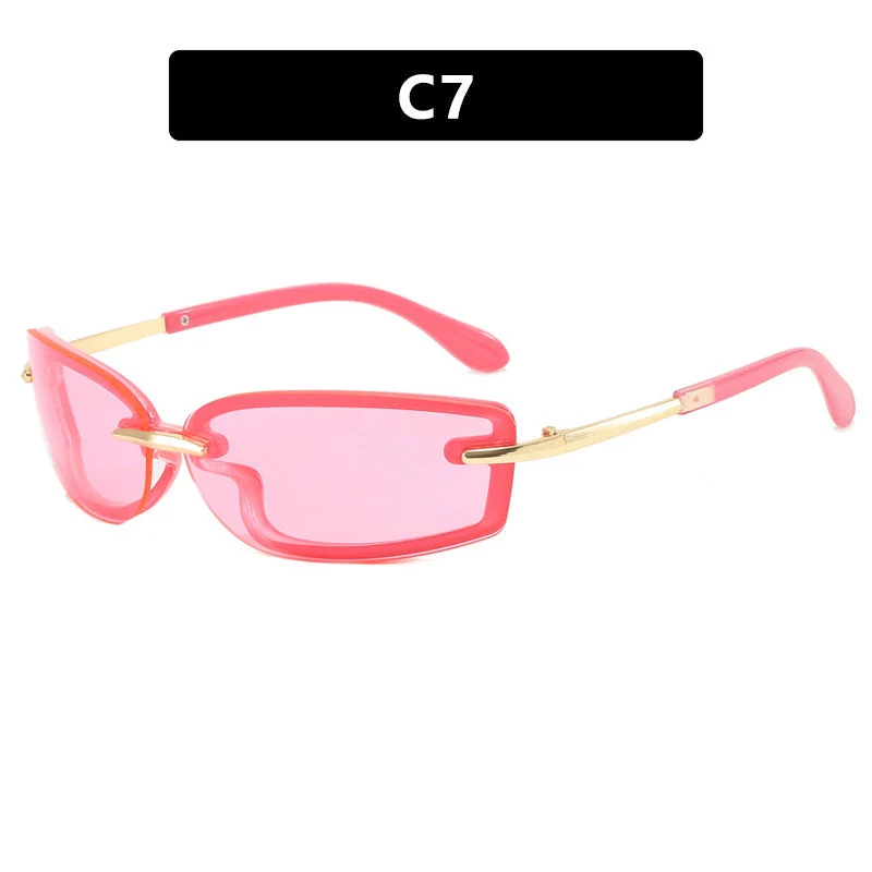 Dame moteriktig solbrille i futuristisk design og gjennomsiktig ramme Luvikno