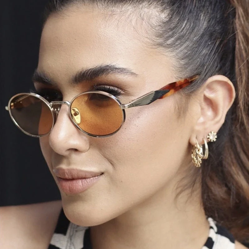 Dame moteriktig solbrille i elegant ovaldesign med trendy detaljer Luvikno