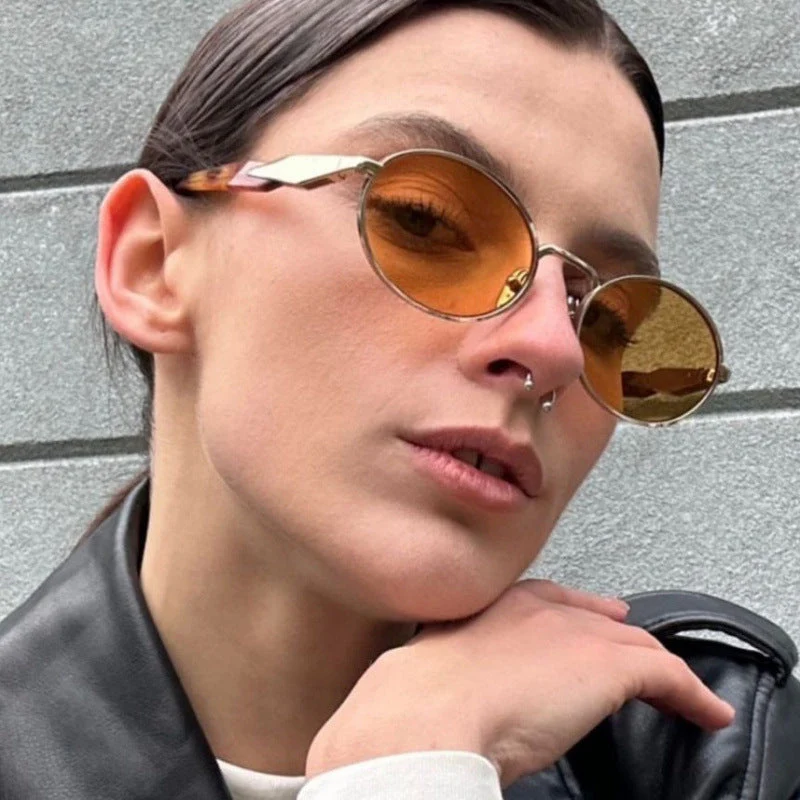 Dame moteriktig solbrille i elegant ovaldesign med trendy detaljer Luvikno