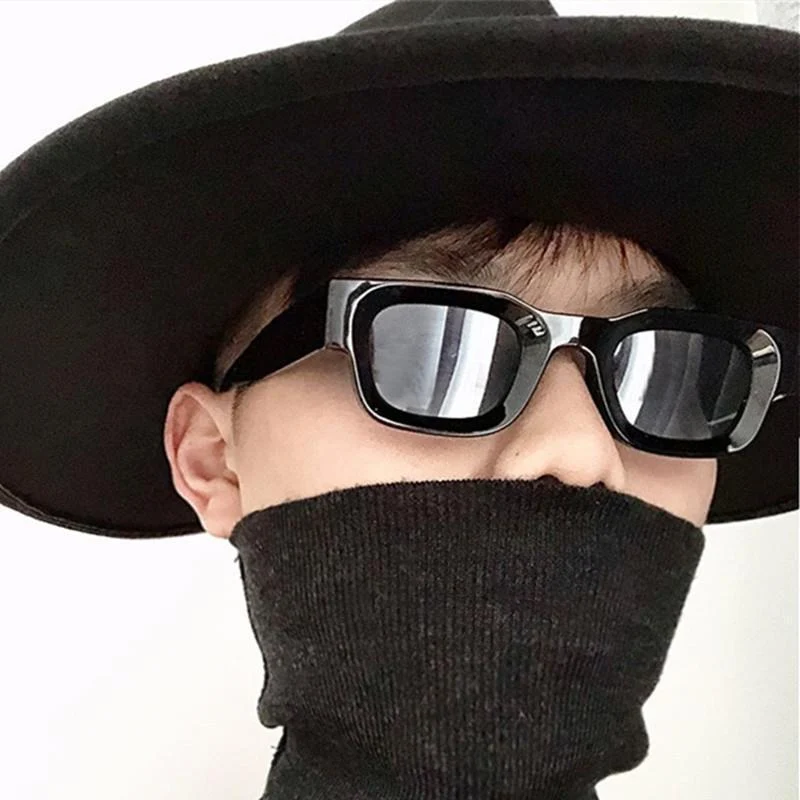 Dame moteriktig solbrille i elegant, kantet design Luvikno