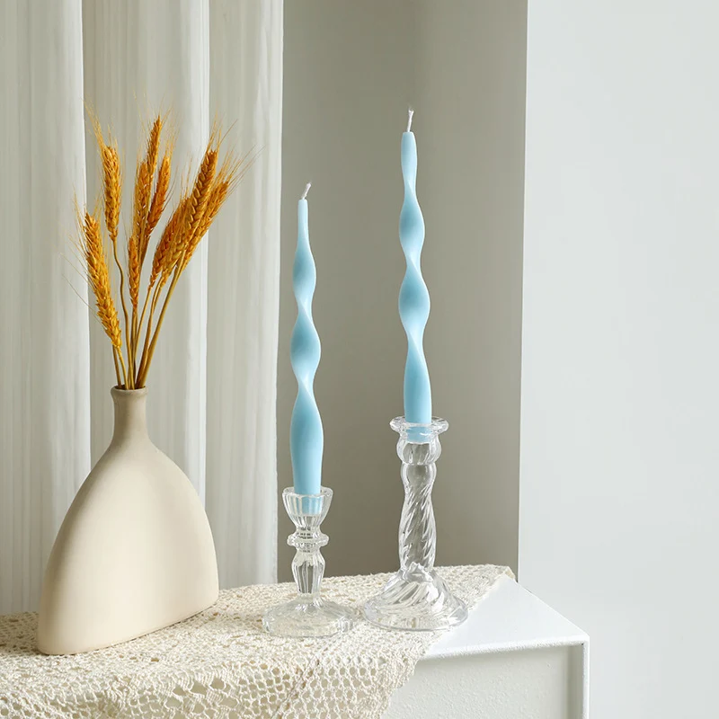 Handgegossenes skulpturales Wellen-Taper-Kerzenset mit Kristallglas-Haltern