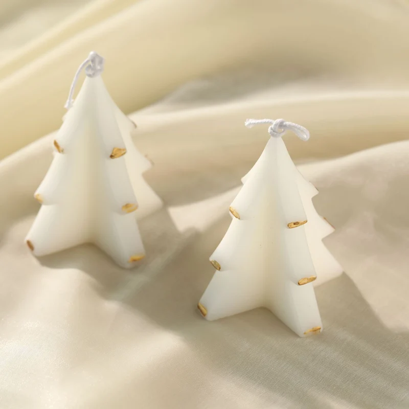Handgegossene skulpturale Kieferbaum-Dekor-Sojakerze mit goldenen Blattelementen und Baumwolldocht