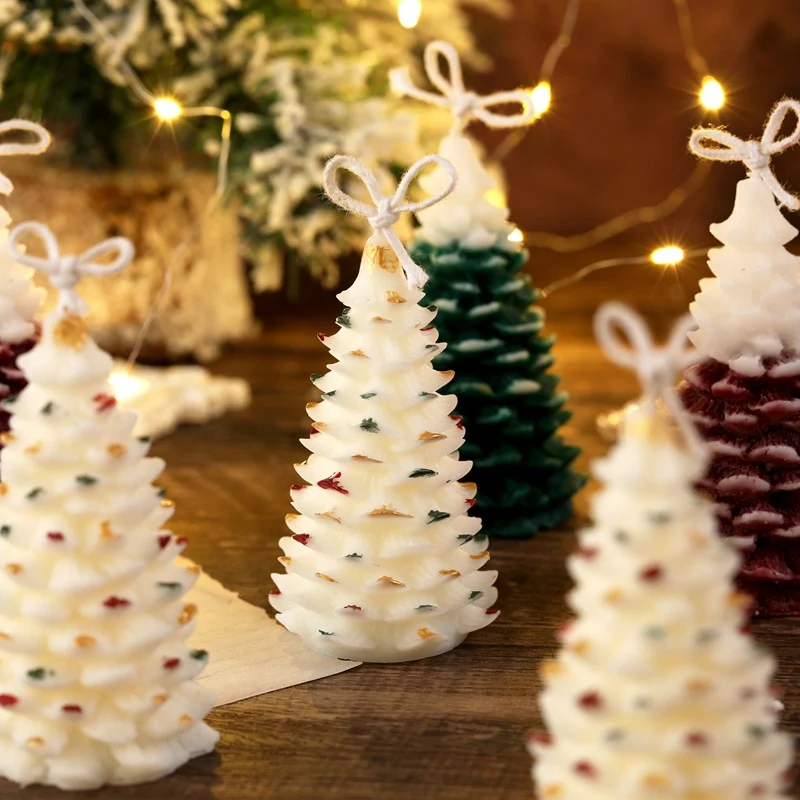 Handgegossene Mini-Weihnachtsbaum-Dekorationswachskerze mit Aufhängeschlaufe und mehrfarbigen Verzierungen