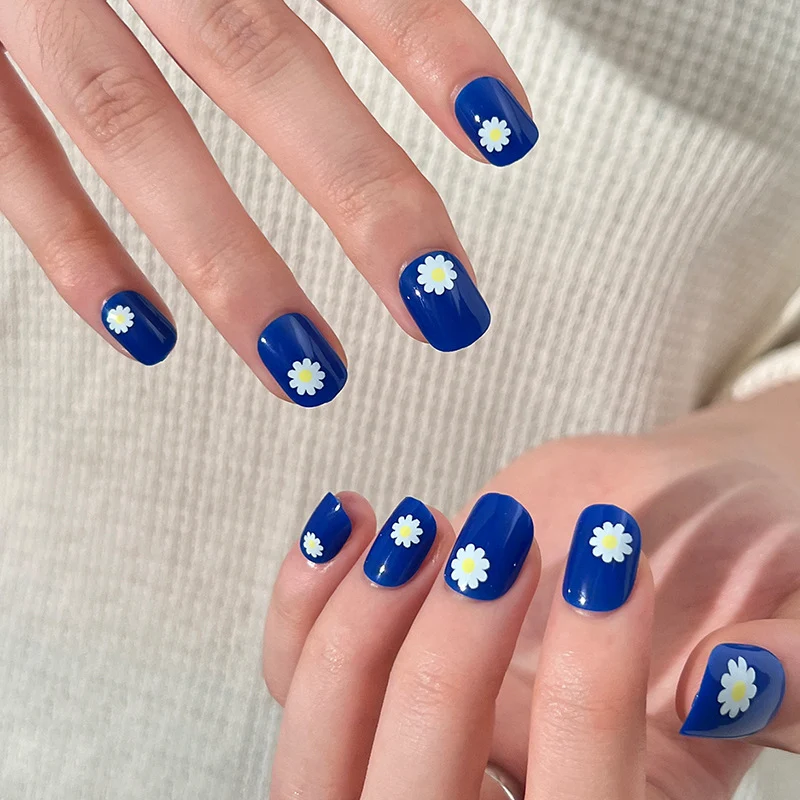 Artful Nail Art with Daisy Design Stornfield